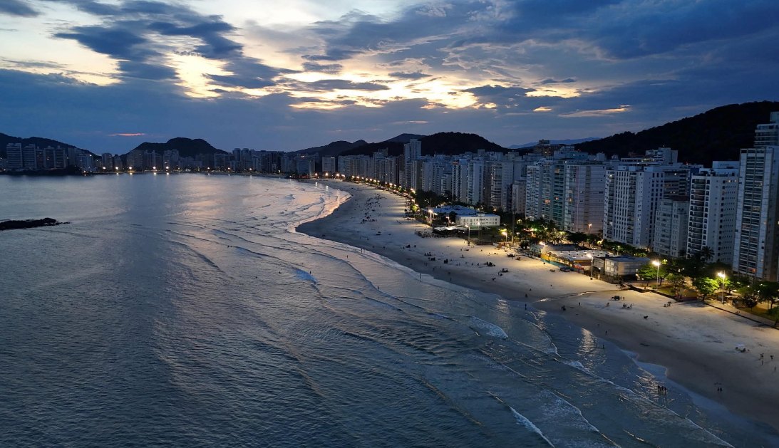 Vista aérea da orla ao entardecer — Baixada Santista